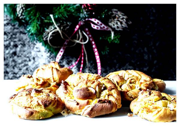 Шафрановые булочки с миндальной начинкой () Шафрановые булочки с миндальной начинкой