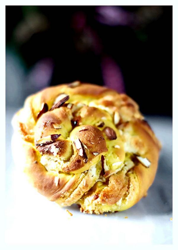 Шафрановые булочки с миндальной начинкой () Шафрановые булочки с миндальной начинкой