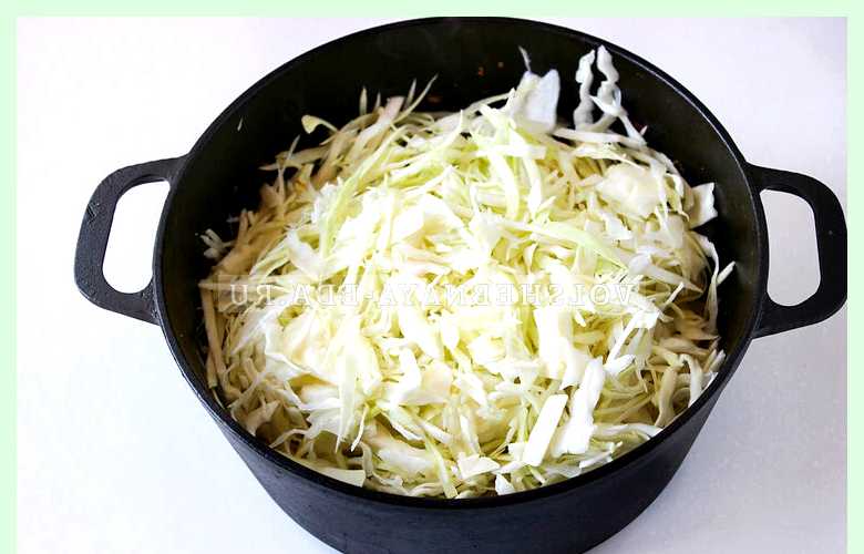 Как потушить капусту в сковороде с мясом