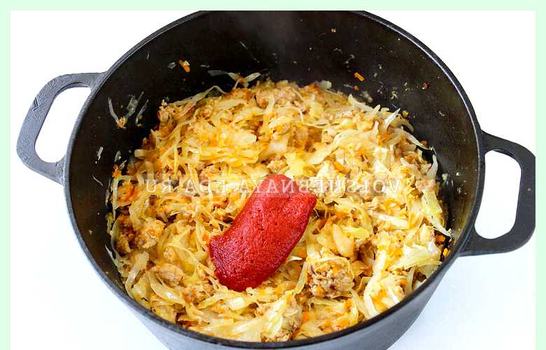 Как потушить капусту в сковороде с мясом