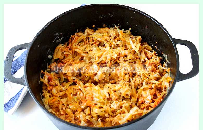 Как потушить капусту в сковороде с мясом