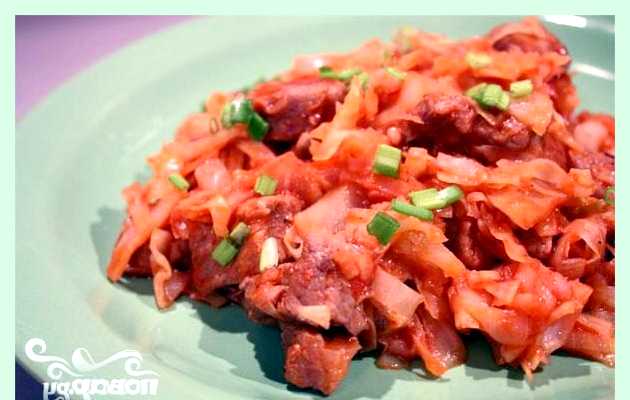 Как потушить капусту в сковороде с мясом
