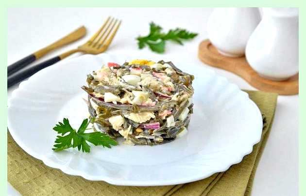 Салат из морской капусты с крабовыми