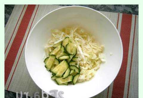 Салат с пекинской капустой огурцами и помидорами