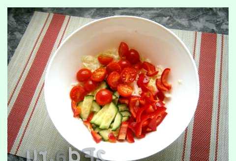 Салат с пекинской капустой огурцами и помидорами