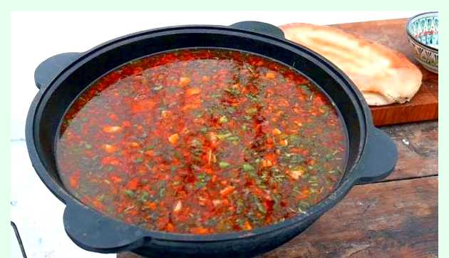 Суп в казане на плите невероятно вкусный суп