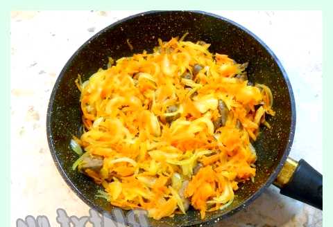 Тушеная куриная печень в сметане (тушеный, куриный, печень, сметана, Куриная печень, печень сметане) Тушеная куриная печень в сметане