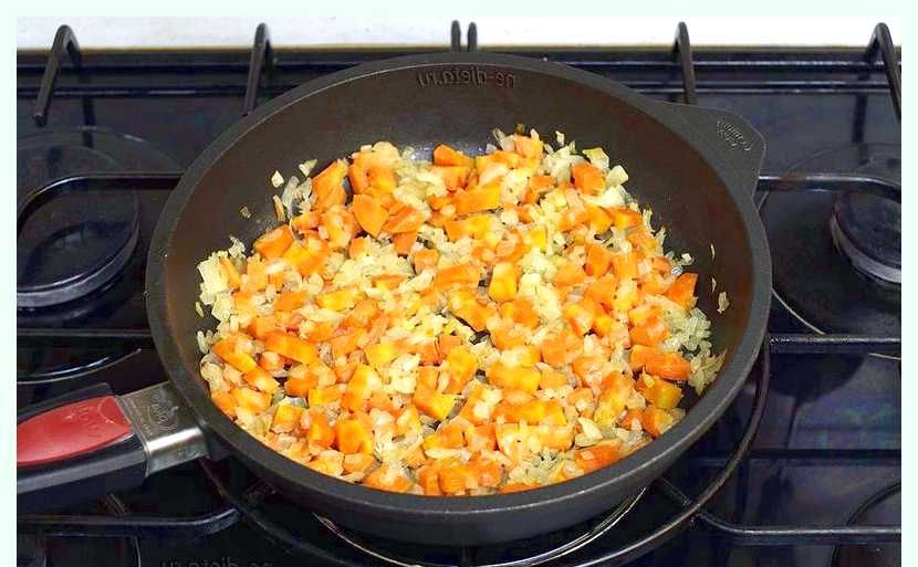Тушеная куриная печень в сметане