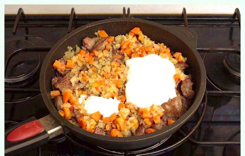 Тушеная куриная печень в сметане