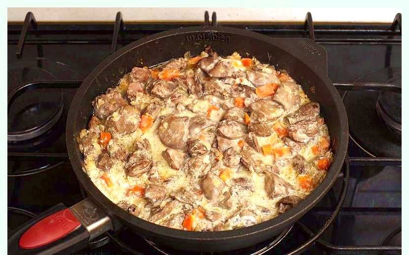 Тушеная куриная печень в сметане