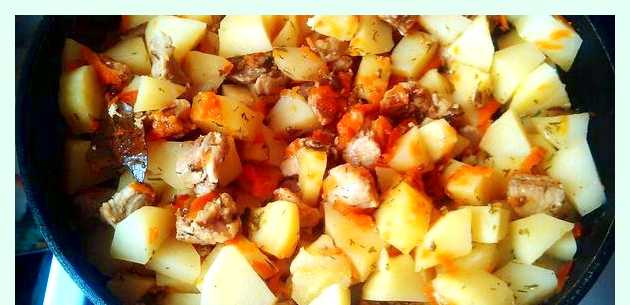 Тушеный картофель с мясом в кастрюле горячее масло Тушеный картофель с мясом в кастрюле горячее масло